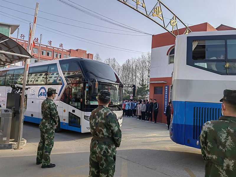 乐竞lejing（中国）考生乘车奔赴考场